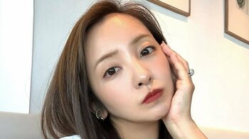 板野友美 世界的ブーム「ラブブ」をバッグにつけたミニ丈コーデを披露！おちゃめからセクシーまで変幻自在な表情に「ズルすぎる！」「美脚が眩しい」