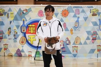 激臭（げきくさ）ビブスは最終兵器＝お助けアイテムとならず！強豪校チームとのバスケ対決で着用した、おいでやす小田に冷ややかな目