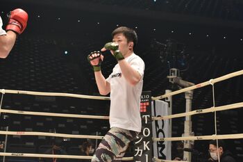 【RIZIN.26】朝倉未来の相手・弥益ドミネーター聡志 念入りにリングチェック！選手最新表情