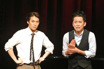 坂本昌行＆海宝直人が2人だけで13のキャラクターを熱演！注目のミュージカルが開幕