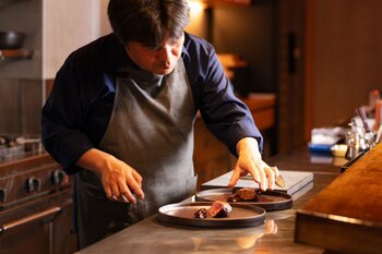 東京中目黒 大人のイノベーティブ酒場「tsumugi」プロデュース。新潟「登喜和鮨」三代目 小林宏輔×「日本酒案内人」多田正樹×tsumugi高山直一 スペシャルディナー“紡”tsumugiを開催