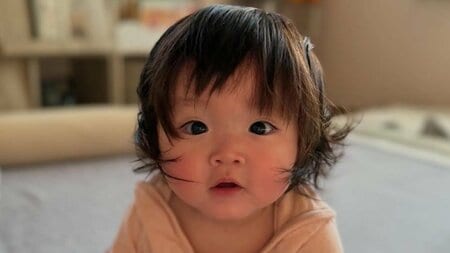 兄を起こすのが日課の1歳妹 ガラスに顔をむぎゅっ！ドア前で待機中の姿に「お鼻つぶれちゃう」と大反響【激かわキッズ奇跡の瞬間】