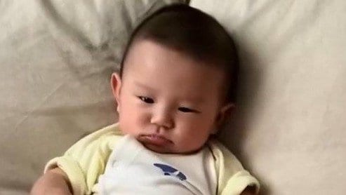 人生2周目!?な赤ちゃんの貫禄あふれる姿が話題!まるで“温泉の達人”のような初湯船ショットや哀愁ただよう寝起きの姿に「吹いた」「7周くらいしてそう」【激かわキッズ奇跡の瞬間】