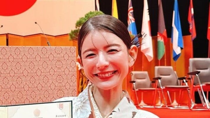 【画像6枚】「すごすぎる！」「ホント尊敬しております」と反響！大学卒業を発表したスザンヌ(39) の袴姿を見る