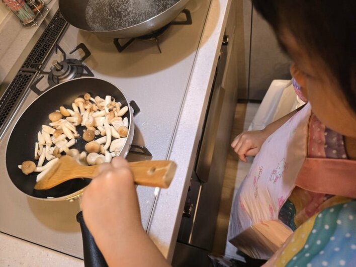 【画像8枚】「お孫ちゃん大きくなりましたね!」高橋英樹が孫と一緒にグラタンとスパゲティを作ったときの様子を見る