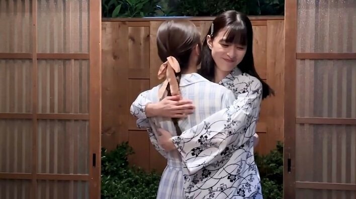芳根京子が乃木坂46・小川彩にハグ！“関谷家”クランクインに「尊い…！」「初日から炸裂してて最高」『波うららかに、めおと日和』
