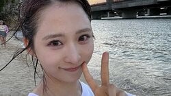 NO水着！？…小栗有以 沖縄の海にTシャツ姿でザブン！ずぶ濡れお構いなしアグレッシブな海水浴ショットに「水も滴る美女神やぁ～」