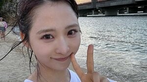 NO水着！？…小栗有以 沖縄の海にTシャツ姿でザブン！ずぶ濡れお構いなしアグレッシブな海水浴ショットに「水も滴る美女神やぁ～」