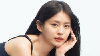 透き通る美肌を披露 “今大注目の若手女優”永瀬莉子の1st写真集『glimmers』の表紙を公開！“ナチュラル”を詰め込んだ1冊