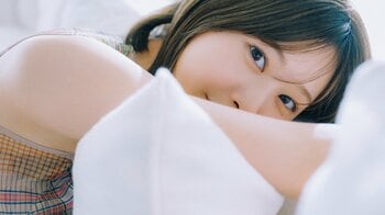 【新カット解禁】日向坂46・富田鈴花 濡れ髪に白Tシャツの自然体ショット披露！ベッドルームで胸伸ばす姿 1st写真集