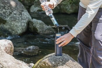 「その備蓄水、手洗いにも使いますか？」飲む水を残すための「生活用水は現地で確保」という考え方を提案。SONAERU 携帯淨水器 3Lウォーターバッグ付き9点セット。