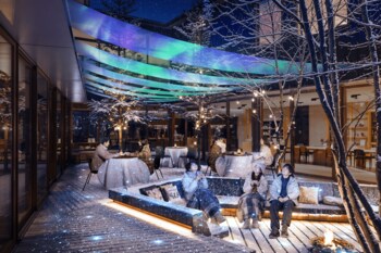 【BEB5軽井沢】冬の夜空を彩るオーロラと足元に広がる星空に包まれる！中庭で絶景を鑑賞する「BEBオーロラナイト」初開催
