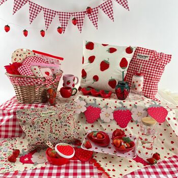 フライングタイガーで買える!ピクニックにも大活躍のイチゴグッズ5選