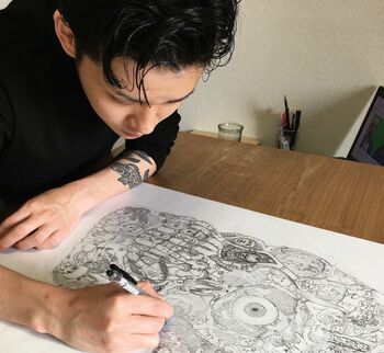 ボールペンで緻密アート。“テスト用紙の落書き”からずっと続く鈴木潤の「頭の中」