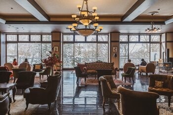 太宰治も訪れた宿で【100年の歴史を歩く】館内ツアー開始《避暑だけでない》蓼科の冬の魅力を、全国に伝える創業百年・老舗宿の挑戦