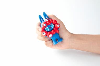 LABUBUMYAKU-MYAKUストラップ付きフィギュアラブブミャクミャク万博 ラブブ×ミャクミャク 」夢のコラボ！限定フィギュア登場で販売
