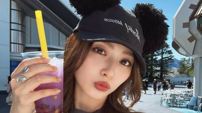 内田理央 “まるで姉妹”な母とのディズニー満喫ショットに反響！おそろいのコーデでミッキーと記念撮影する姿に「お友達かと思った」