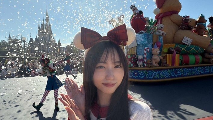 まるで雪！？ディズニーランドのクリスマス 新パレードを大公開！テディベアに囲まれたミッキーやカラフルなくるみ割り人形も