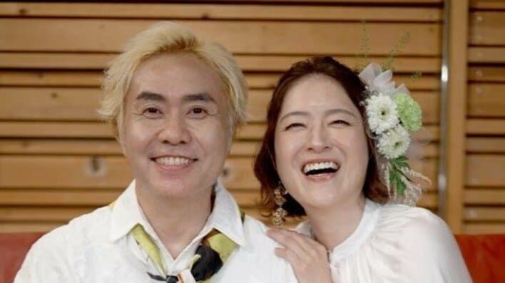 【画像10枚】 結婚を発表した『カメ止め』俳優・しゅはまはるみ 夫と見つめ合う姿などラブラブツーショットを見る
