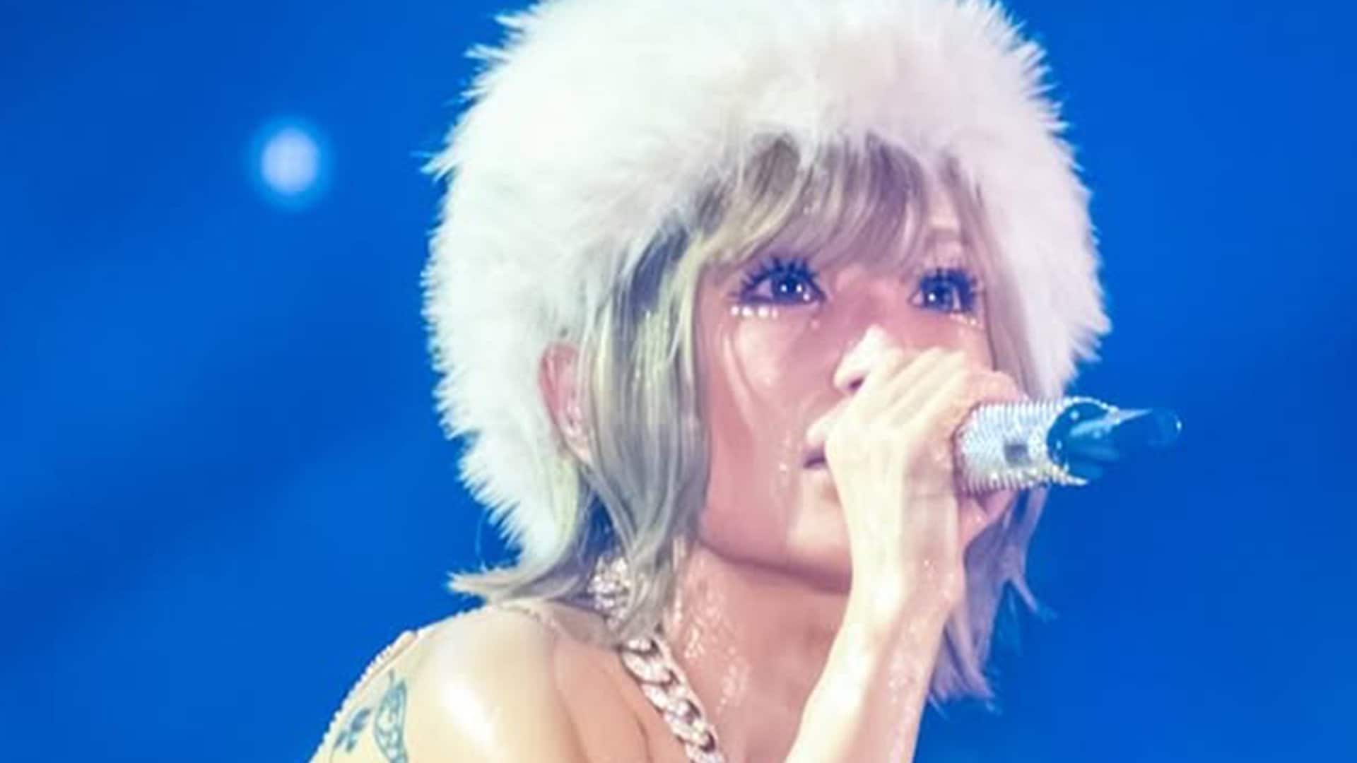 金色のドレスを着た女王」浜崎あゆみ 黄金衣装で汗が輝く圧巻のライブ