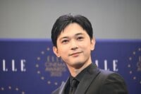 吉沢亮 全身黒のシックなスーツ姿で登場！『国宝』は「かけた情熱が段違い」主演映画の社会現象に爽やかな笑顔で喜びを語る【ELLE CINEMA AWARDS 2025】