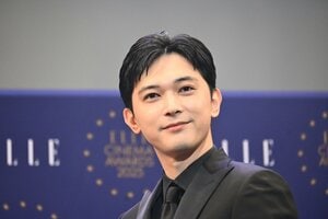吉沢亮 全身黒のシックなスーツ姿で登場！『国宝』は「かけた情熱が段違い」主演映画の社会現象に爽やかな笑顔で喜びを語る【ELLE CINEMA AWARDS 2025】