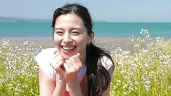 中条あやみ 海に浮かぶ姿に「人魚みたい」とファン大注目！近距離で撮影された横顔姿に「愛おしい」