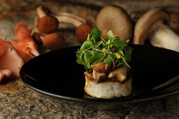 【星のや東京】「もう作られなくなった日本の家庭料理」を現代の美食へ。キノコやイチジクなどの秋の味覚と、懐かしい郷土の味が鮮やかに融合する秋限定メニュー提供開始