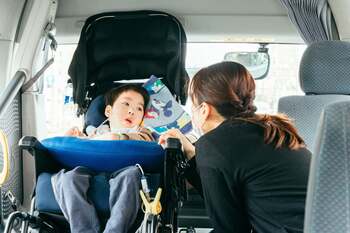 家庭と学校をつなぐ「朝だけ看護師」。医療的ケア児の通学支援で看護師が担う役割とは