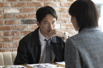 新出（坂口健太郎）は謎の男（笠松将）の行方を追う！動き出したゲームに最初の“脱落者”＜『kiDnap GAME』第2話あらすじ完全版＞