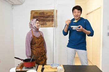 松岡修造がインドネシアのおふくろの味を「このまま食べてみようかな」とフライング試食！？