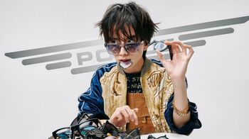 板垣李光人「なんとも不思議、脳が混乱するような撮影」アイウェアで個性的なファッションを披露！