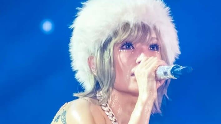 「金色のドレスを着た女王」浜崎あゆみ 黄金衣装で汗が輝く圧巻のライブショット公開！豪華演出で圧倒的オーラを放つ姿に「ただただ見惚れる」