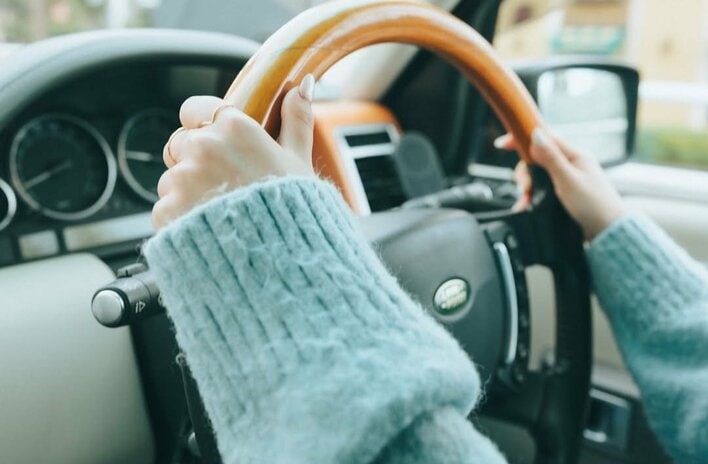 【画像5枚】「ギャップがたまらん」大原優乃の高級SUVでのドライブ姿を見る