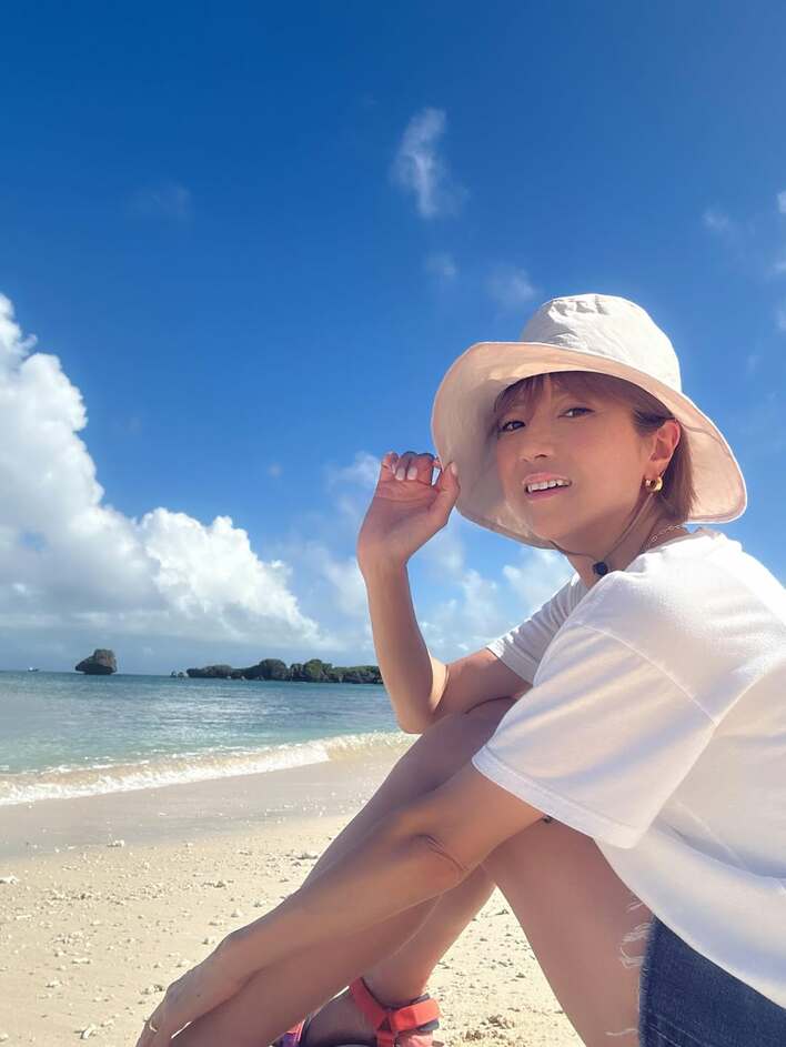 4児の母・hitomi 家族で宮古島旅行を満喫！“美脚”際立つ姿や「おそろい