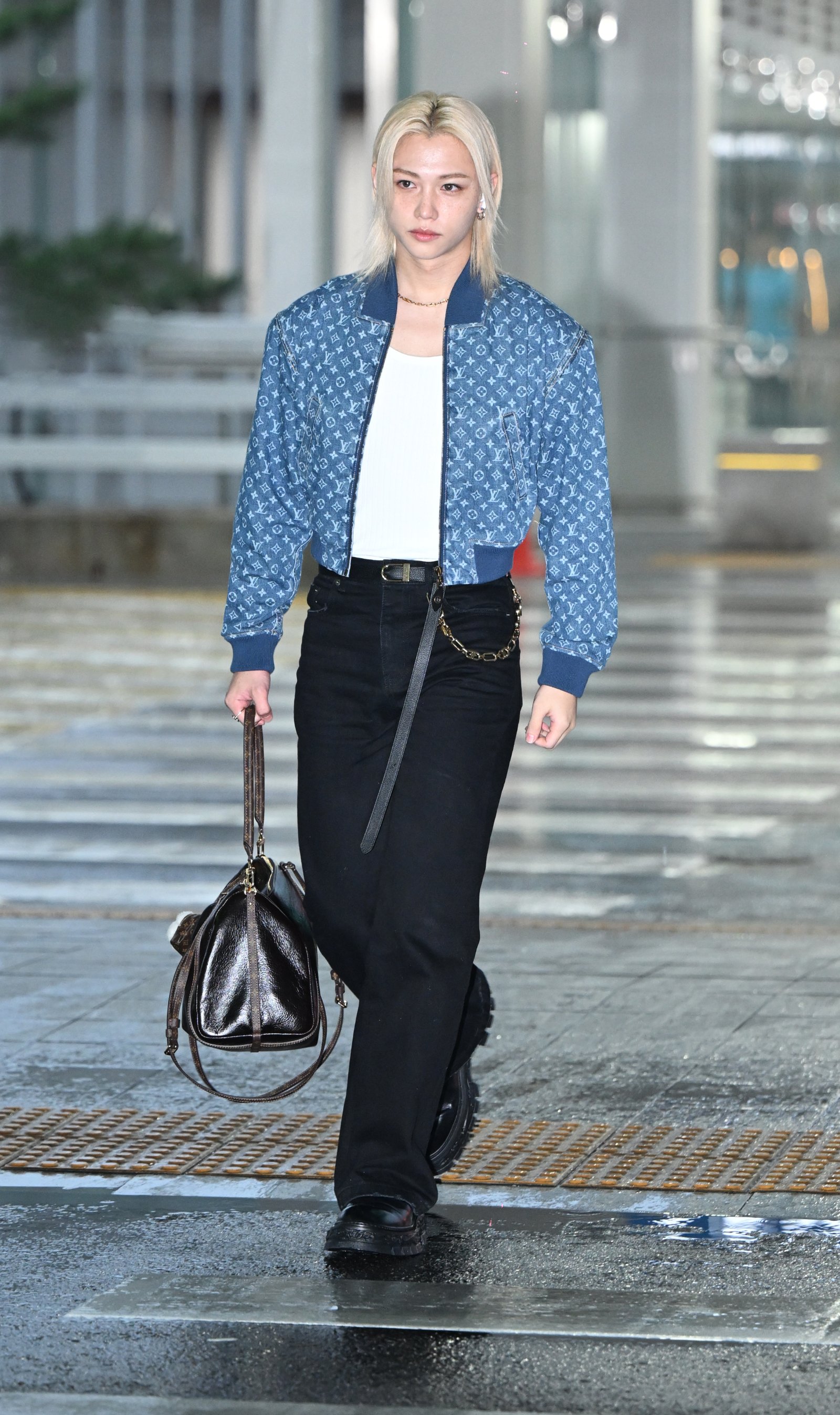 ルイ・ヴィトン】Stray Kidsのフィリックス、新作バッグ「エクスプレス