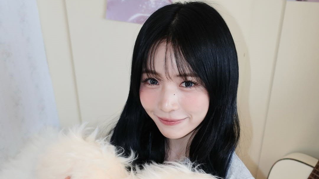 NiziU・MAYA ミニスカ×へそ出しコーデで抜群のスタイル披露！ロング
