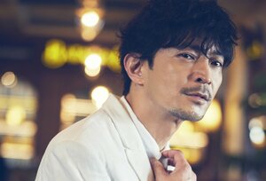 「大人の色気が爆発♡」「二の腕に見とれる」津田健次郎 声優活動30周年記念フォトブック発売にSNS大興奮！『津田健次郎PHOTOBOOK since1995』
