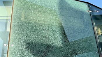 【話題】つくば駅前の巨大ガラスに芸術的な“ヒビ”　割れた原因は“暑さ”？“衝撃”？