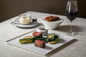 芽吹く季節に寄り添う、香りや食感を一皿ごとに表現。春のフレンチディナー／ザ ロイヤルパークホテル アイコニック 大阪御堂筋