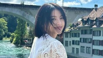 出口夏希 タイトなワンピース姿で大はしゃぎ！「自然よりも透明感が！」ショート丈コーデでニッコリ振り返る姿などスイス＆フランス満喫