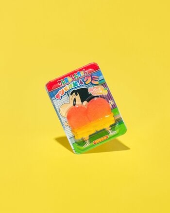 しんちゃんの“ケツだけ星人”がまさかのグミ化！ぷりっとリアルな造形に、思わず笑ってしまうインパクト駄菓子登場