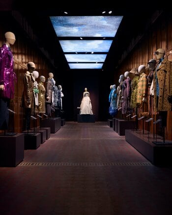 バーバリーとV&A（ヴィクトリア＆アルバート博物館）、トレンチコートの歴史と革新を称える展示を発表