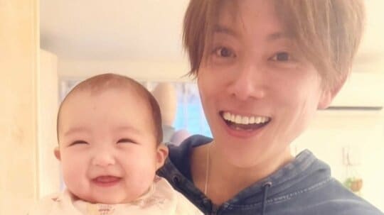 辻󠄀希美の夫・杉浦太陽 初節句祝いで生後6ヵ月次女とのツーショット公開！華やかなひな人形と並び“きょとん顔”や希空抱っこでニコニコ顔も