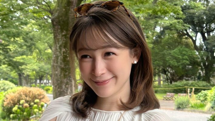 第1子妊娠中の藤井サチ「だいぶ大きくなった」お腹に手を添えたショット公開！真っ白なノースリーブワンピース姿の近影に反響