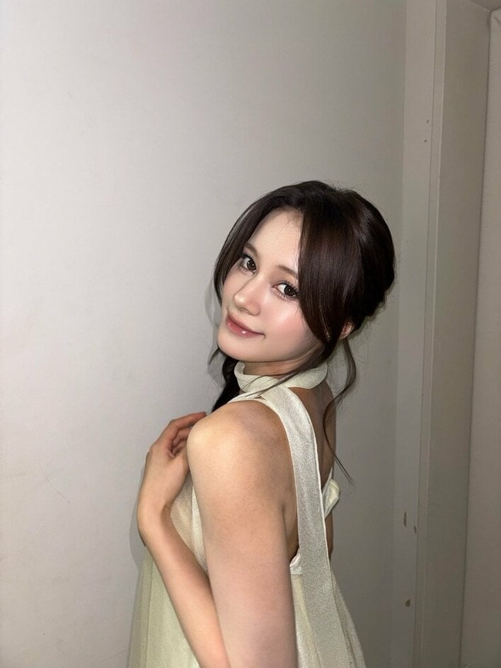 NiziU・NINA デコルテ際立つ“妖精姿”を披露！カメラにウインクや隅っこ