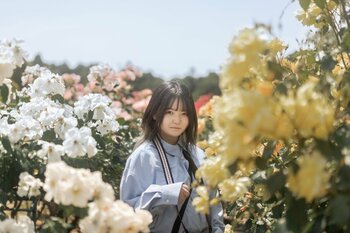 陽だまりのなかに芽吹き、生命という名の花が咲く。新進気鋭のフォトグラファー花澤杏華の初の単独個展が開催。