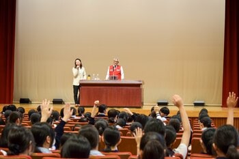 【十文字中学・高等学校】国際赤十字・赤新月社連盟（IFRC）事務総長が来校