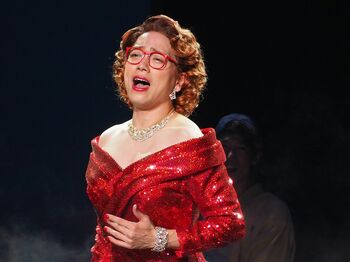 山崎育三郎 美しすぎる女装を絶賛され「キレイでしょ？」と美脚をあらわに