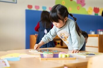 河合塾学園ドルトンスクール東京校 好奇心と感性を育てる！1才～1才半向け新クラス開設～早期の発達支援と、不安を和らげる安心の子育てをサポート～